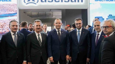 Polonya Cumhurbaşkanı Nawrocki, ASELSAN standında Genel Müdür Akyol'la görüştü