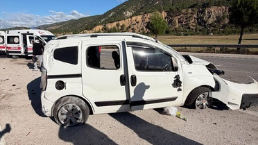 Tokat Reşadiye'de kontrolden çıkan hafif ticari araç takla attı, 4 kişi yaralandı