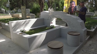 Tahliye edilen Selçuk Mızraklı, Sırrı Süreyya Önder'in mezarını ziyaret etti