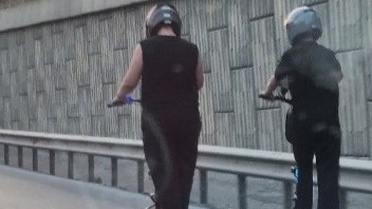 İstanbul'da 2 scooter sürücüsü TEM Otoyolu'nda Sultangazi'ye doğru tehlikeli yolculuk yaptı