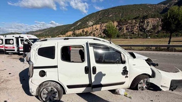 Tokat Reşadiye'de hafif ticari araç takla attı, 2'si ağır 4 kişi yaralandı