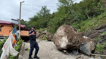Trabzon Beşikdüzü'nde heyelan 3 katlı evin üst katını toprak ve suyla doldurdu