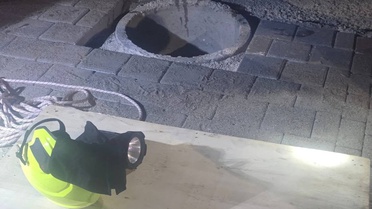 Bursa'da kaldırımdaki paletle kapatılmış rögara düşen çocuğu itfaiye kurtardı