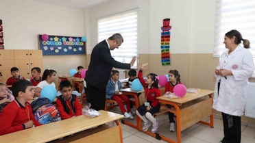Erzurum'da İl Milli Eğitim Müdürü Ekici, uyum haftasında minik öğrencileri ziyaret etti