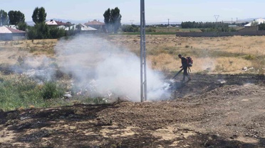 Van Erciş'te örtü yangını itfaiyenin müdahalesiyle söndürüldü