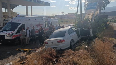 Van Gevaş'ta otomobil ağaca çarptı, 2'si ağır 4 yaralı hastaneye kaldırıldı