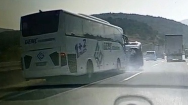 Bolu'da otobüsün önüne savrulan araçtaki üniversite öğrencisi hastanede hayatını kaybetti