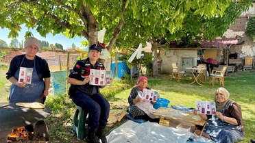 Yozgat'ın Çayıralan ilçesinde jandarma ekipleri, Menteşe köyündeki kadınlara KADES'i tanıttı