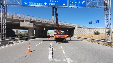 Yozgat'ta karayollarındaki görünürlüğü azalan trafik levhaları yenilendi