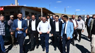 AK Parti heyetinden Sarıkamış’ta gövde gösterisi: Teşkilat buluşması ve yatırımlar sahada incelendi
