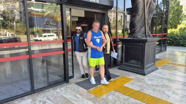 Türk bayrağına tüküren İngiliz turist tutuklandı! Saygısızlığı yanına kar kalmadı