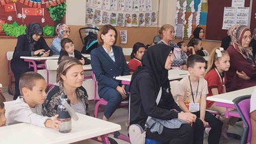 Altıntaş'ta müdür Tuba Sinan, minik öğrencilerin Uyum Haftası heyecanına ortak oldu