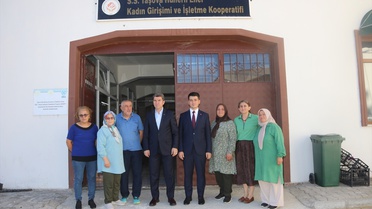 Amasya Valisi Önder Bakan, Taşova'da kadın kooperatifini ziyaret etti