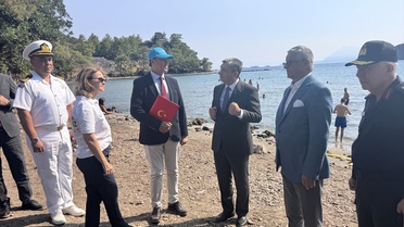 Antalya Kemer'de 575 metrelik deniz bariyeri takıldı, çöp kaparlar hizmete girdi