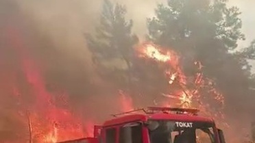 Antalya Aksu'da alevler ekipleri kıskıvrak yakaladı, son anda kurtuldular