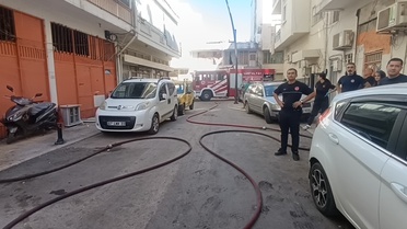 Arazözler park eden araçlar yüzünden yanan binaya ulaşamadı
