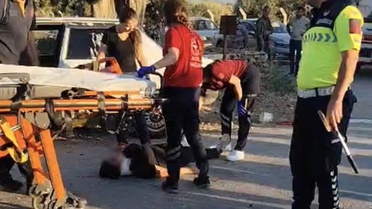İzmir Bayındır'da otomobil ile motosiklet çarpıştı, 2 kişi yaralanarak hastaneye kaldırıldı