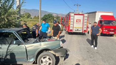 Aydın Bozdoğan'da otomobille kamyon çarpıştı; sıkışan sürücüyü itfaiye kurtardı