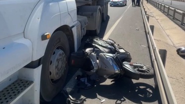 Motosikletli, hafriyat kamyonuyla çarpıştı! Ölümden kıl payı kurtuldu