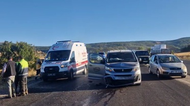 Çorum Alaca'da minibüs ile traktör çarpıştı; traktör sürücüsü hayatını kaybetti