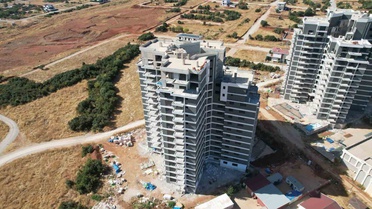 Denizli Merkezefendi'de 4 aydır maaşı ödenmeyen inşaat işçileri alacakları için çatıya çıktı