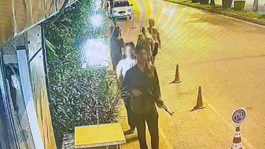 Elinde uzun namlulu plastik silahla sokağa çıktı polisi alarma geçirdi