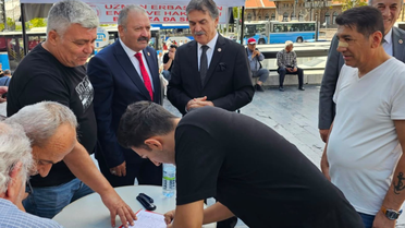 Emekli uzman çavuşlar Ulus Atatürk Heykeli önünde imza kampanyası başlattı