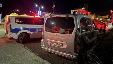 Erzurum'da kırmızı ışıkta bekleyen hafif ticari araca motosiklet çarptı, sürücü ağır yaralandı