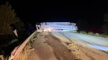 Bolu Göynük'te beton pompası devrildi, yaralılar hastaneye kaldırıldı