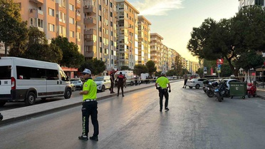 İzmir Karabağlar'da bankada silahla 5 kişiyi rehin alan şüphelinin annesi olay yerinde