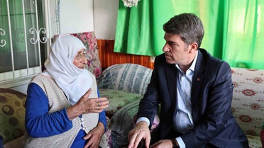 Amasya Taşova'da üç engelli çocuğunun bakımını üstlenen anneyi Vali Bakan evinde ziyaret etti