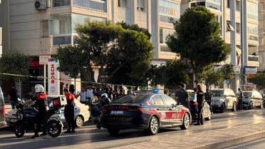 İzmir Karabağlar'da bankada silahlı rehin alma iddiasına polis müdahalesi sürüyor