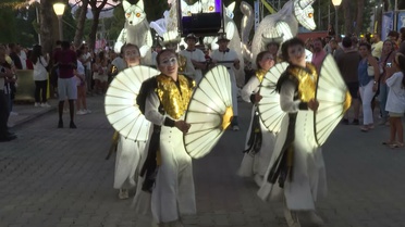 İzmir Enternasyonal Fuarı'nda Fransız topluluğu gösterisiyle 4,5 metrelik Beyaz Tilki büyüledi