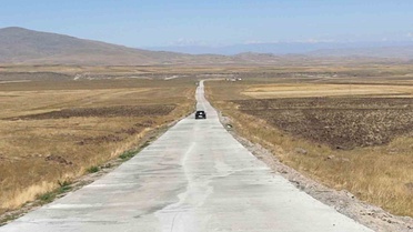 Kars Valisi Polat ve Milletvekili Çalkın, Yağlıca Köyü'nde tamamlanan beton yolu inceledi