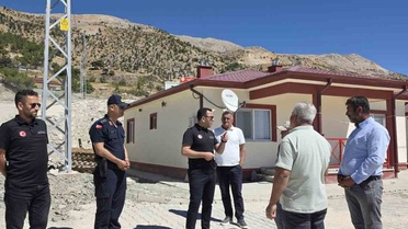 Gölbaşı Kaymakamı Algın deprem konutlarının taş duvar çalışmalarını inceledi
