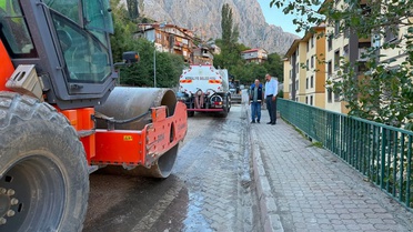 Erzincan Kemaliye'de doğalgaz altyapı çalışmaları ulaşım aksamadan sürüyor