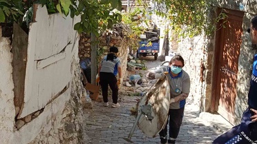Kötü kokuların yayıldığı çöp evden 5 ton çöp çıkarıldı