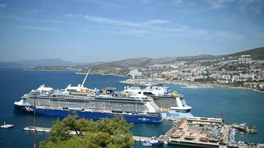 Kuşadası'na 2 kruvaziyerle gelen 7 bin 818 turist çarşıda alışveriş yaptı