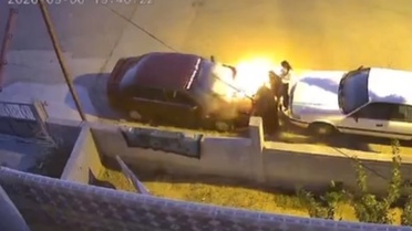 Kutlama sırasında ters yakılan meşale otomobile zarar verdi