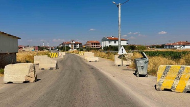 Mahalle sakinlerini çileden çıkaran ’beton bariyer’ bilmecesi