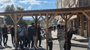 Tokat Niksar'da öğretmenler, yıkılacak okulun kamelyasını yeni okulun bahçesine taşıdı