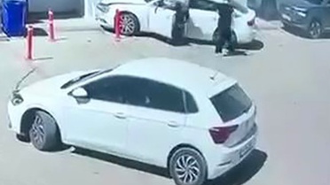 Önce park halindeki araca, ardından duvara çarptı