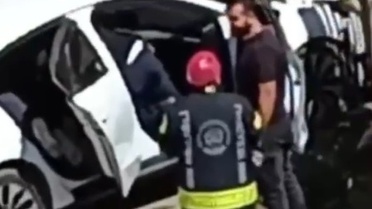 Kocaeli Derince'de otomobil apartman altındaki iş yerine daldı, sürücü yaralandı