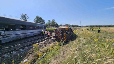 Polonya'da beton mikserinin trenine çarptığı kazada 1 kişi öldü, 20 kişi yaralandı
