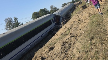 Polonya'da yolcu treni kamyonla çarpıştı, Bir kişi öldü