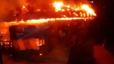 Rize Çamlıhemşin'de evde çıkan yangını mahalle sakinleri büyümeden söndürdü