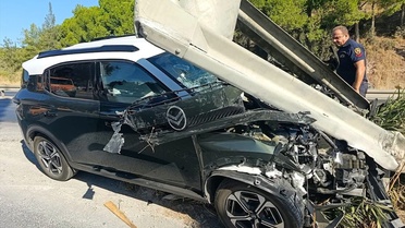Aydın Söke'de otomobil bariyerlere çarptı, sürücü yaralanarak hastaneye kaldırıldı