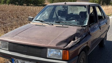 Hayrabolu'da iki araç birbirine sürttü, kamyonet devrildi