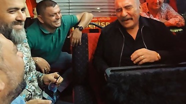 Kayseri'de Ümit Besen konser alanına nostaljik minibüsle götürüldü