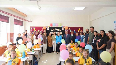 Bartın Valisi Arslan, uyum haftası kapsamında minik öğrencileri ziyaret etti